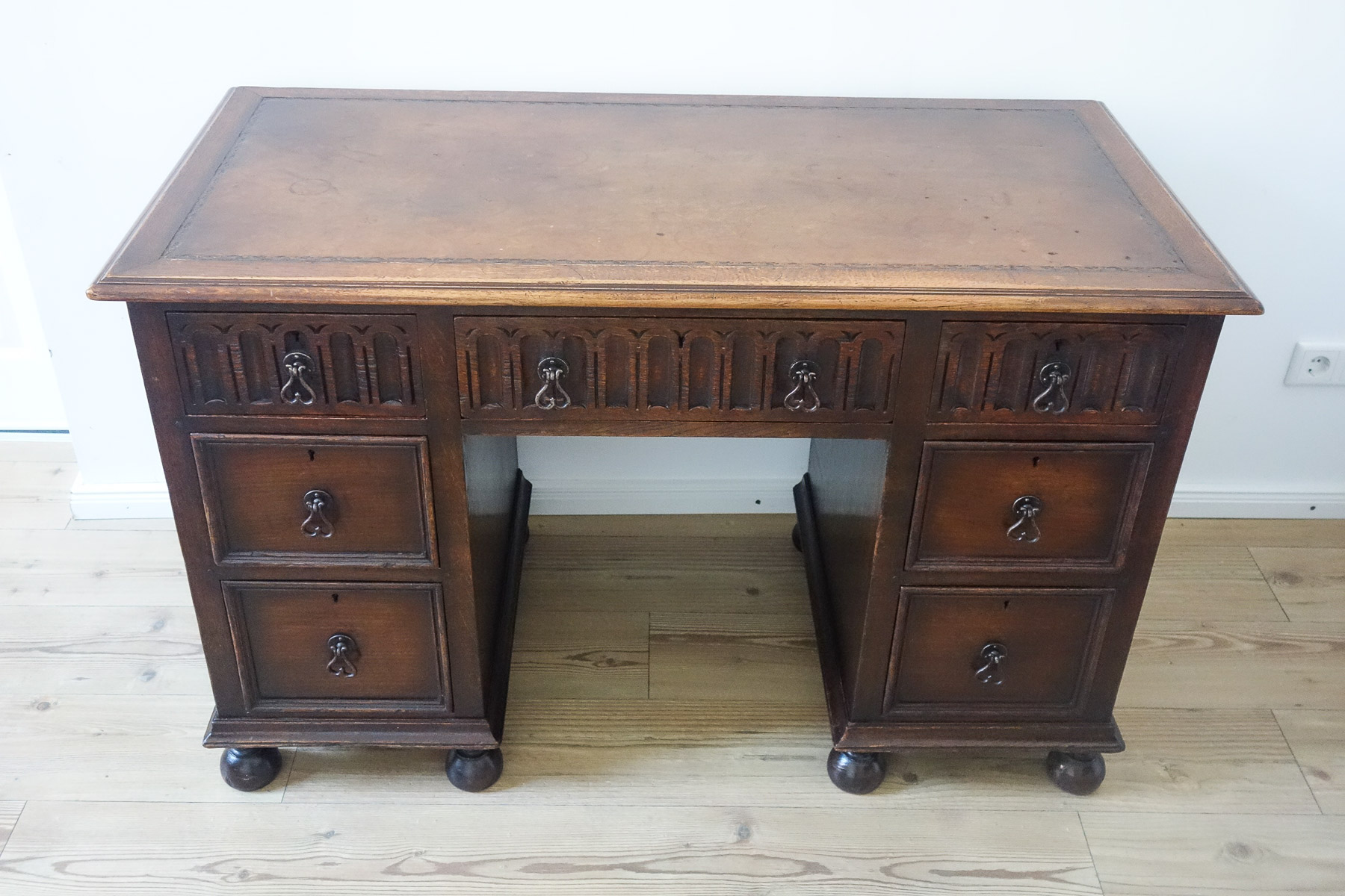 Rustikaler antiker Schreibtisch dunkel gewachst | Wohnkultour