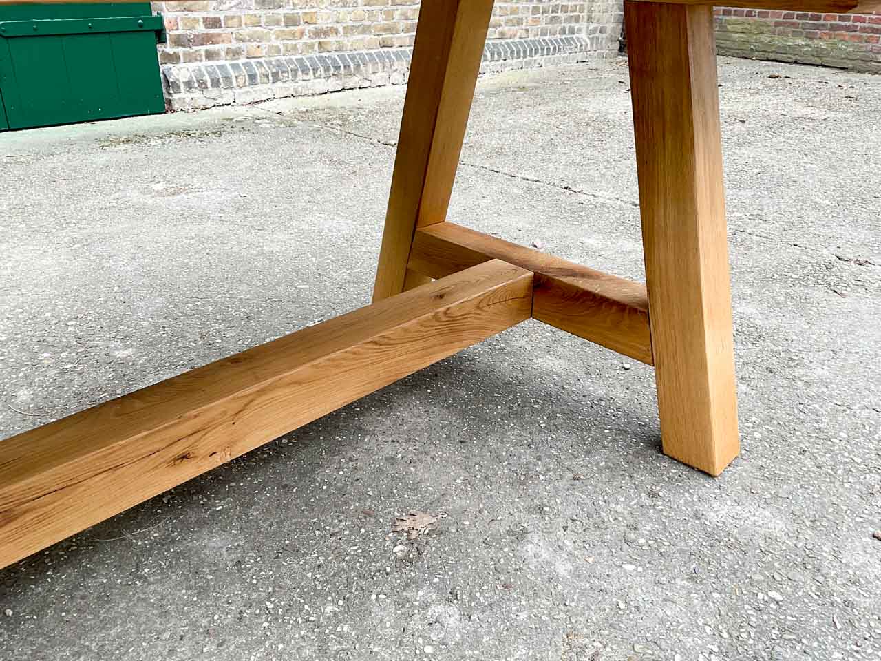 Handgefertigter Esstisch aus massiver Eiche – Bild 6