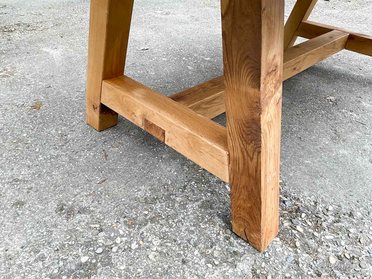 Handgefertigter Esstisch aus massiver Eiche – Bild 5