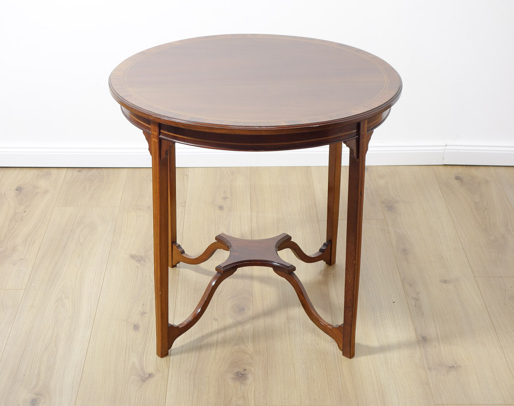 Antiker Couchtisch in Mahagoni mit feinen Intarsien - online kaufen