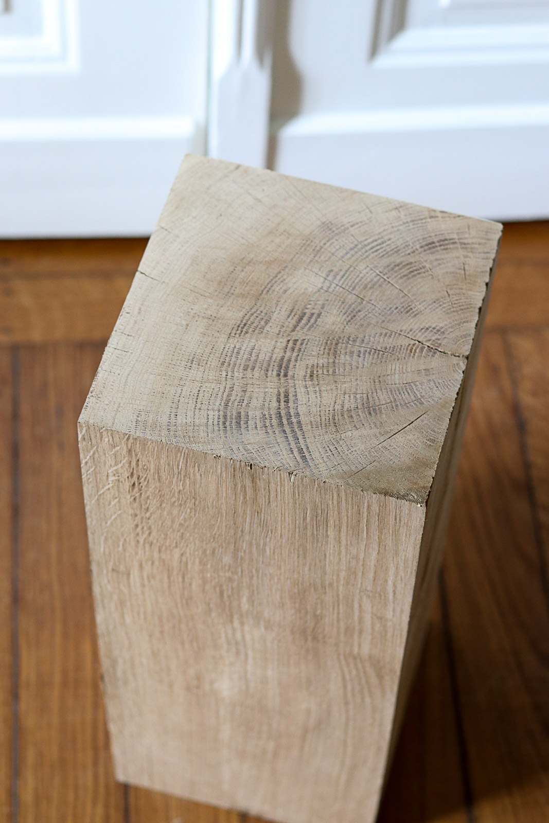 Holzsäule aus massivem Eichenstamm geschnitten | Wohnkultour