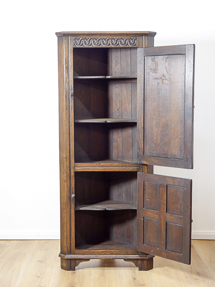 Eckschrank beschnitzt antik in Eiche von 1920 - Restauriert & wohnfertig