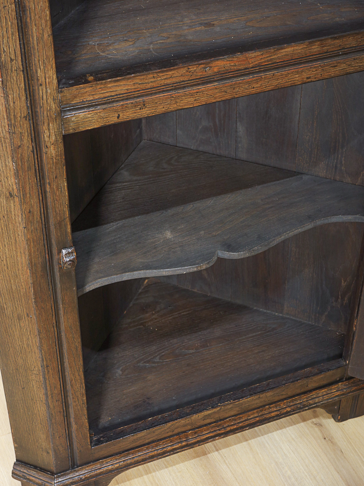 Eckschrank beschnitzt antik in Eiche von 1920 - Restauriert & wohnfertig