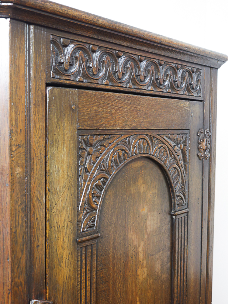 Eckschrank beschnitzt antik in Eiche von 1920 - Restauriert & wohnfertig
