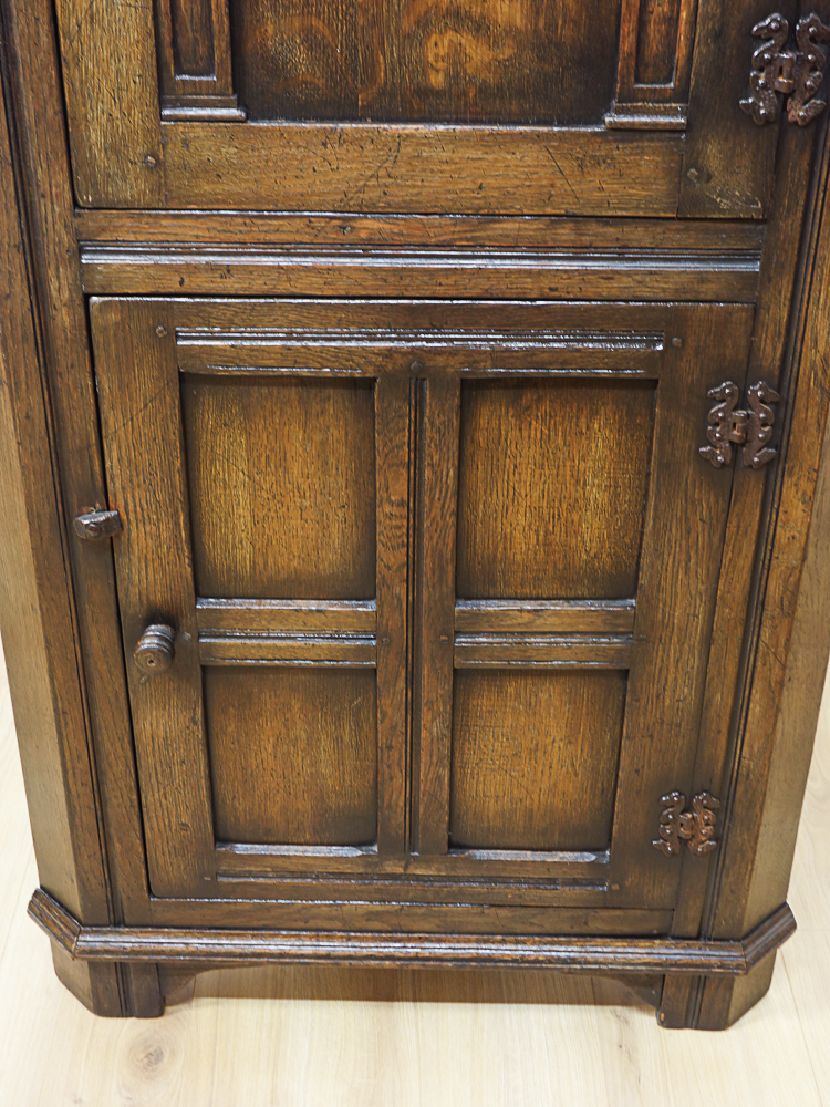 Eckschrank beschnitzt antik in Eiche von 1920 - Restauriert & wohnfertig