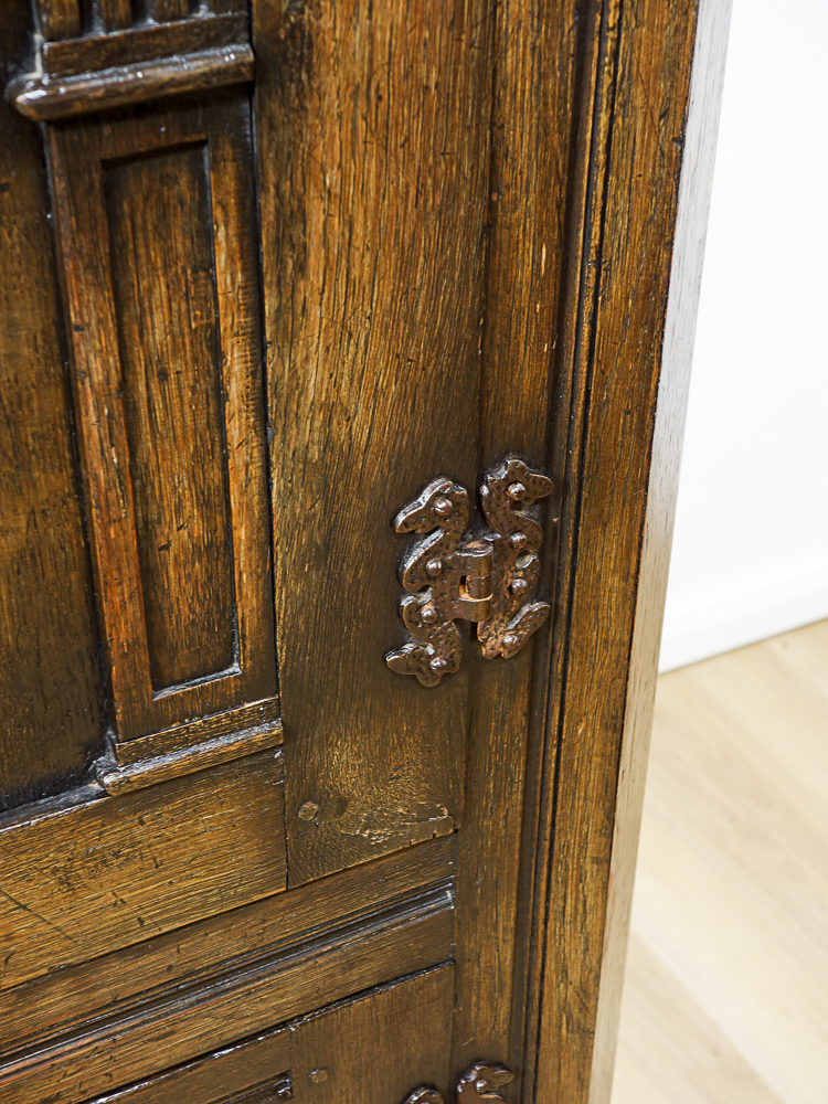 Eckschrank beschnitzt antik in Eiche von 1920 - Restauriert & wohnfertig