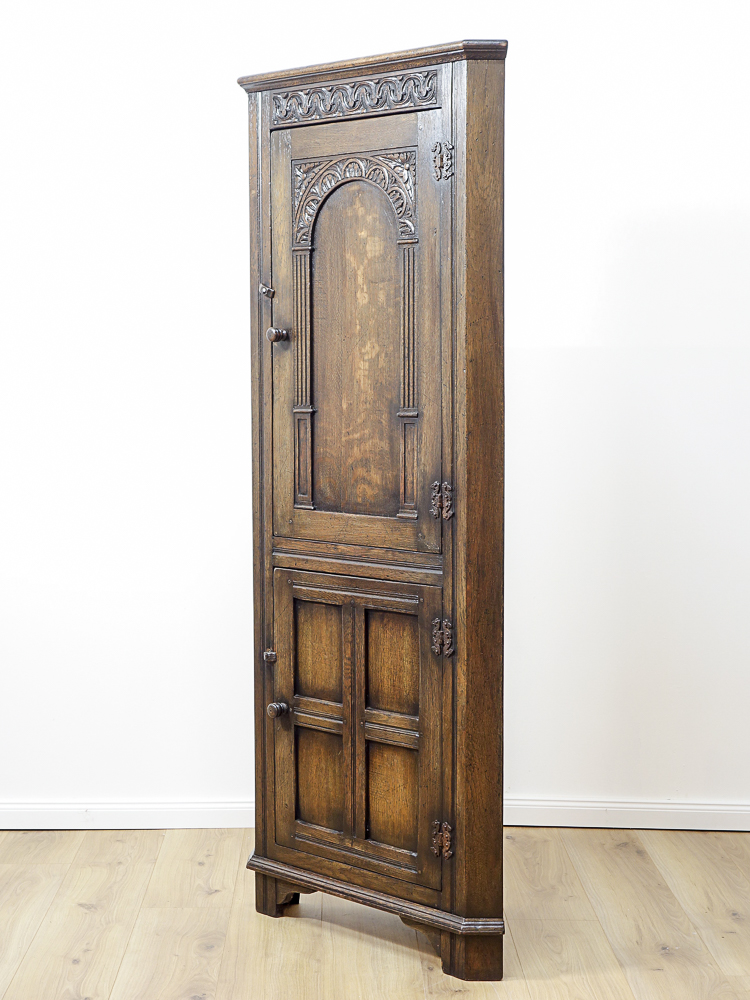 Eckschrank beschnitzt antik in Eiche von 1920 - Restauriert & wohnfertig
