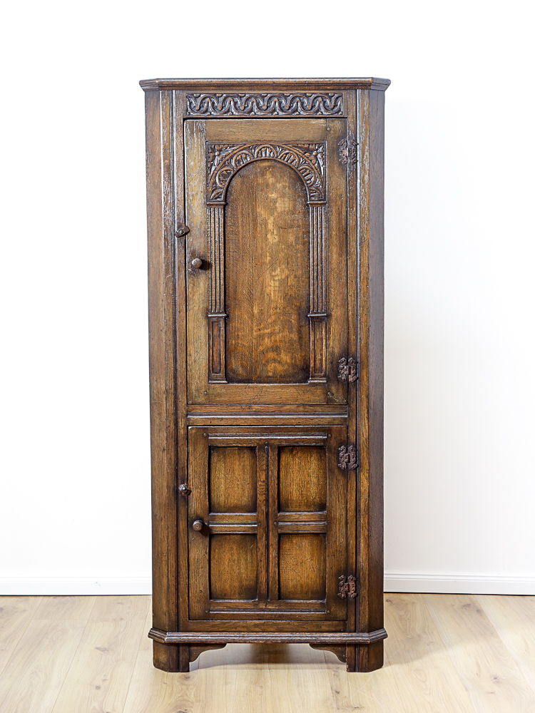 Eckschrank beschnitzt antik in Eiche von 1920 - Restauriert & wohnfertig