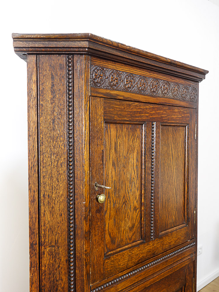Eckschrank antik in Eiche von 1920 - Restauriert & wohnfertig