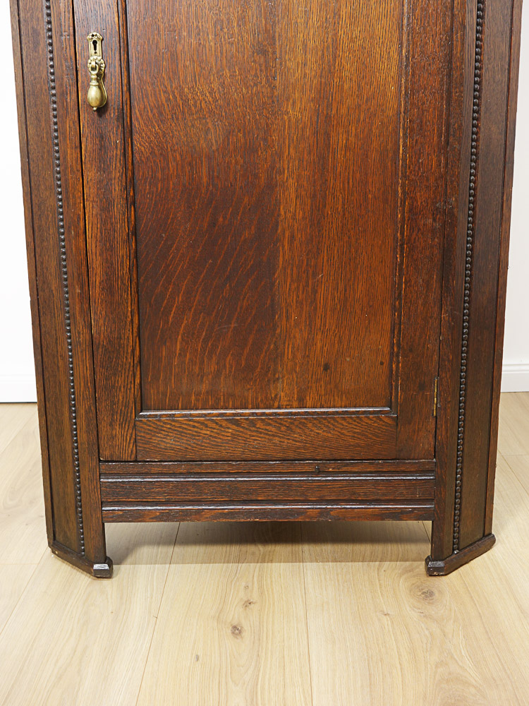 Eckschrank antik in Eiche von 1920 - Restauriert & wohnfertig