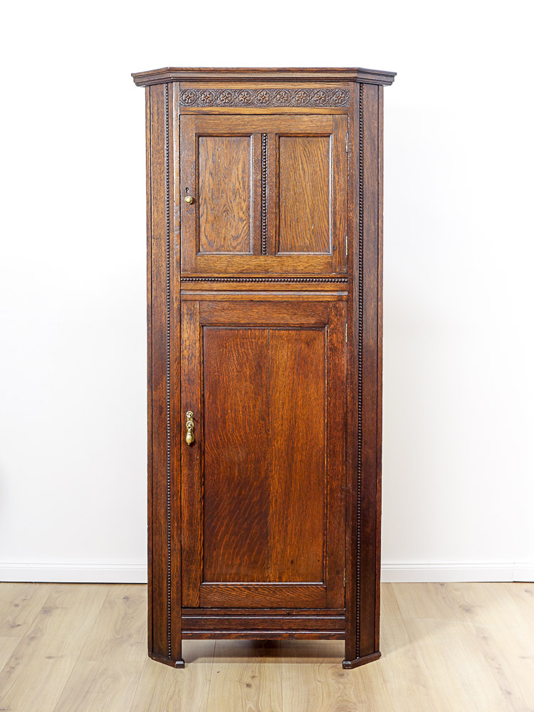 Eckschrank antik in Eiche von 1920 - Restauriert & wohnfertig