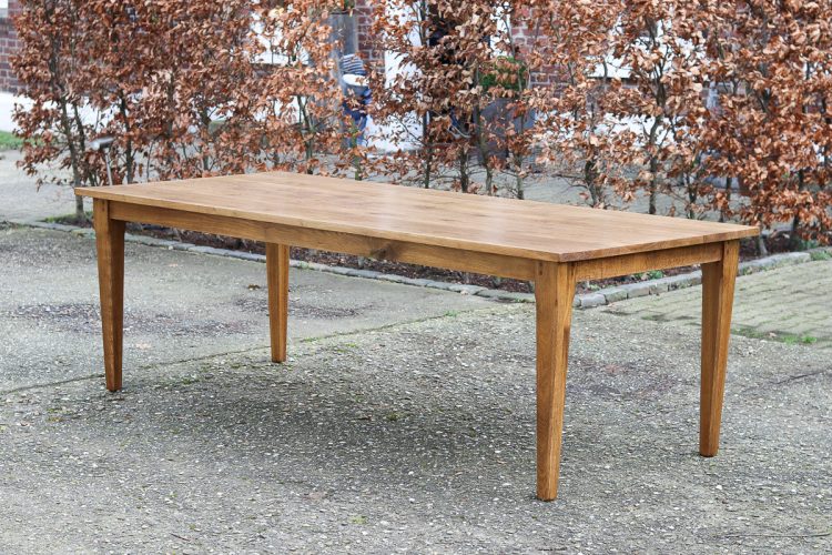 Esstische aus altem Eichenholz in Ihrem Wunschformat online kaufen!