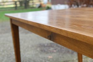 Esstische aus altem Eichenholz in Ihrem Wunschformat online kaufen!