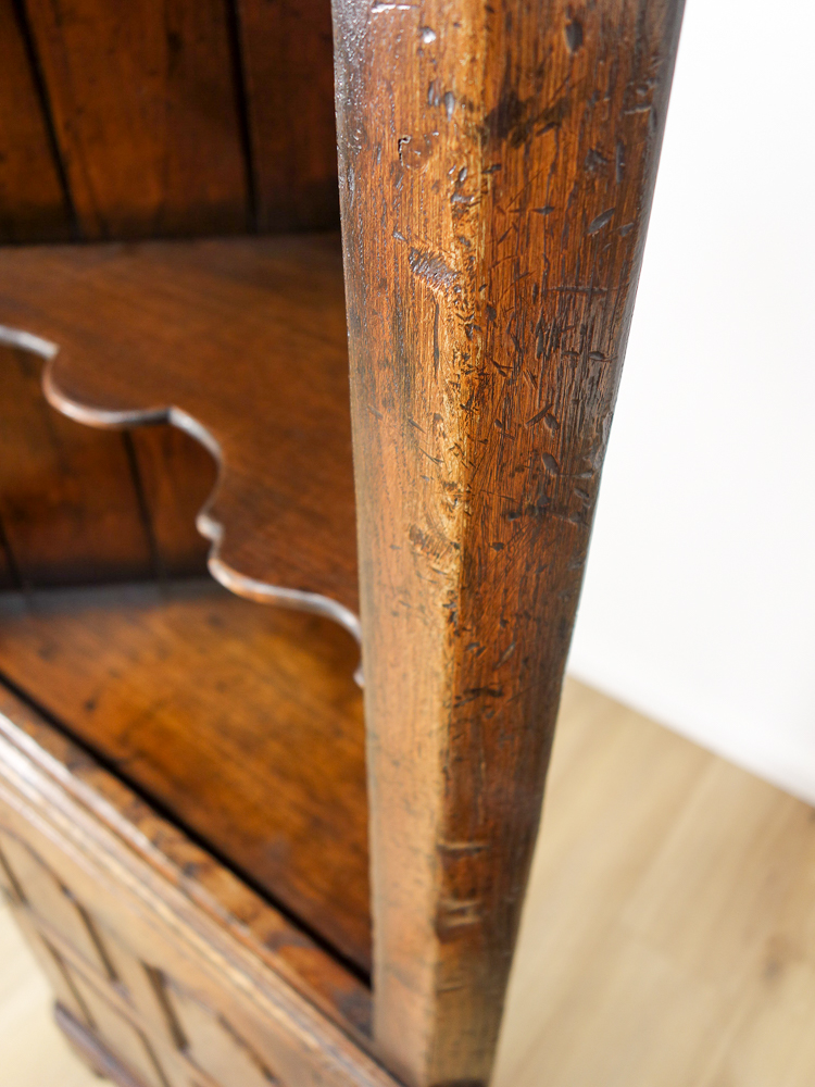 Eckschrank / Eckregal antik in Eiche von 1920 - Restauriert & wohnfertig