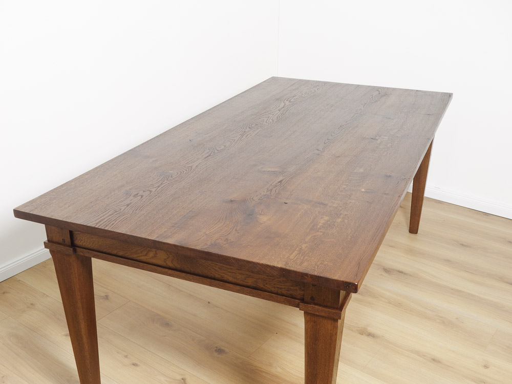 Esstische aus altem Eichenholz in Ihrem Wunschformat online kaufen!