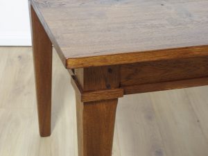 Esstische aus altem Eichenholz in Ihrem Wunschformat online kaufen!