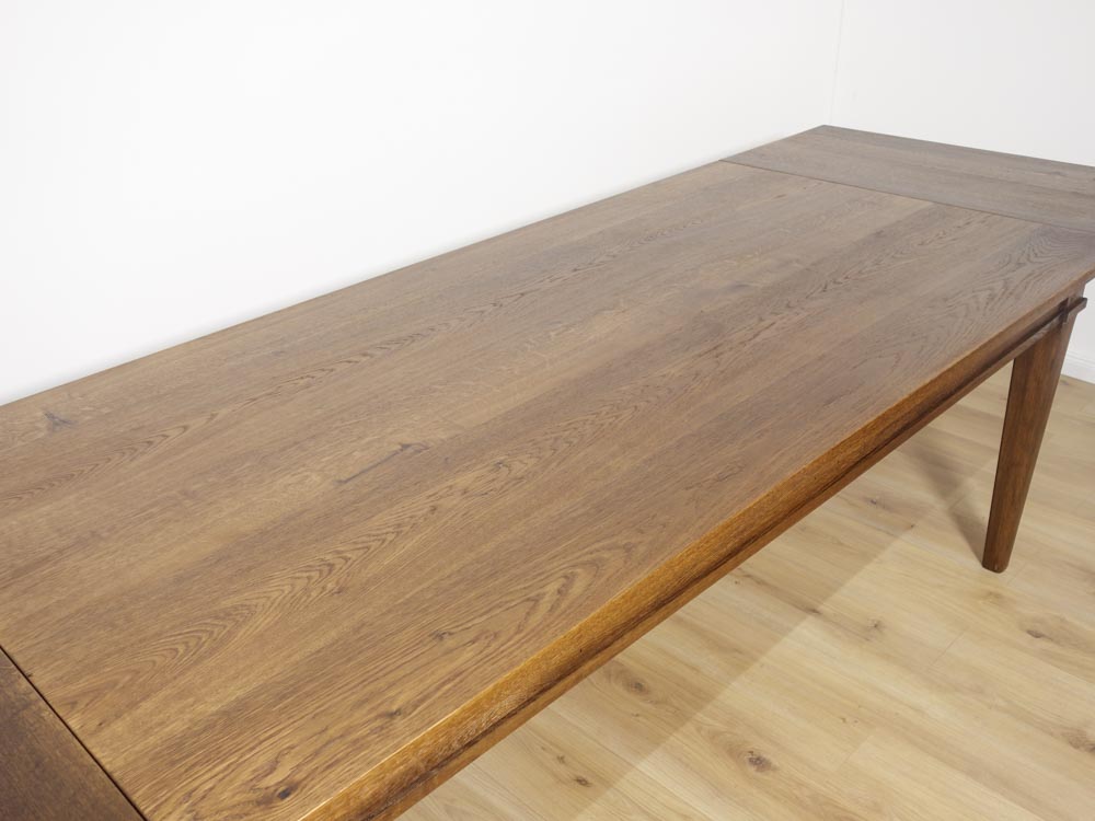 Esstische aus altem Eichenholz in Ihrem Wunschformat online kaufen!