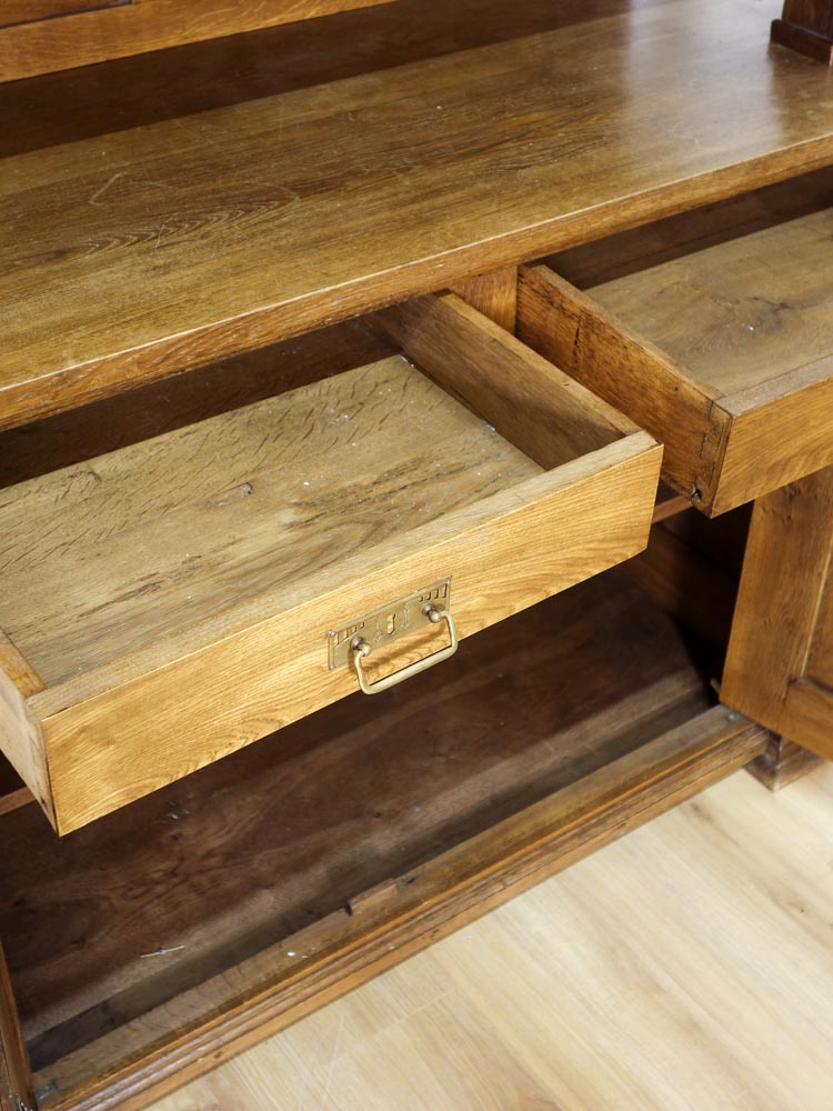 Küchenschrank antik in Eiche aus der Gründerzeit - zeitlos & elegant