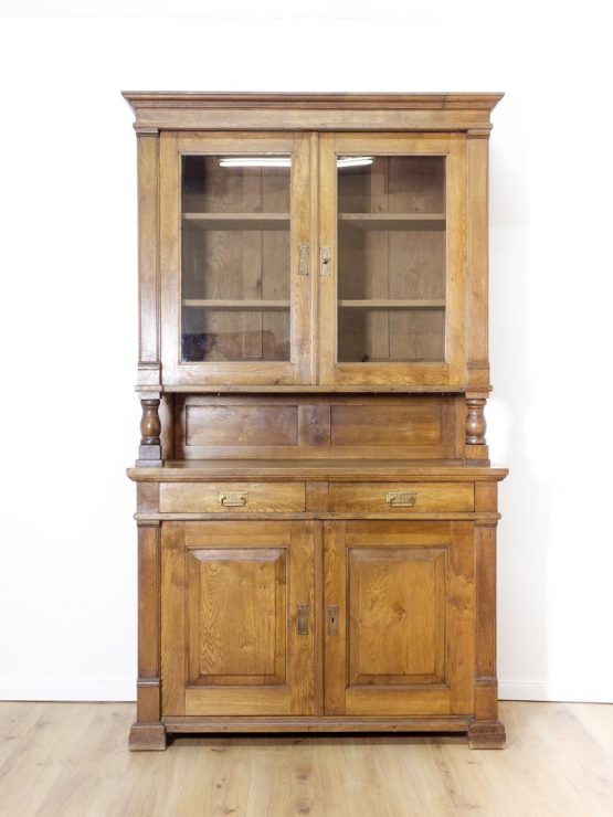 Küchenschrank antik in Eiche aus der Gründerzeit - zeitlos & elegant