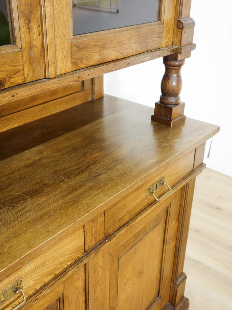 Küchenschrank antik in Eiche aus der Gründerzeit - zeitlos & elegant