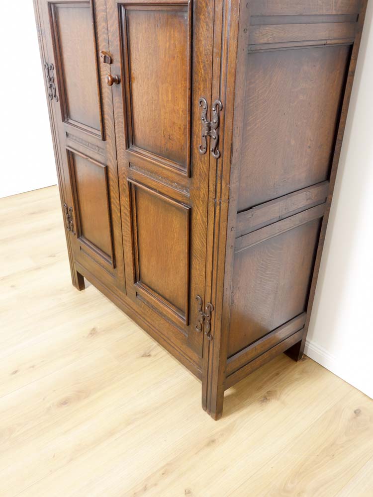 Garderobenschrank antik in massiver Eiche - wohnfertig restauriert