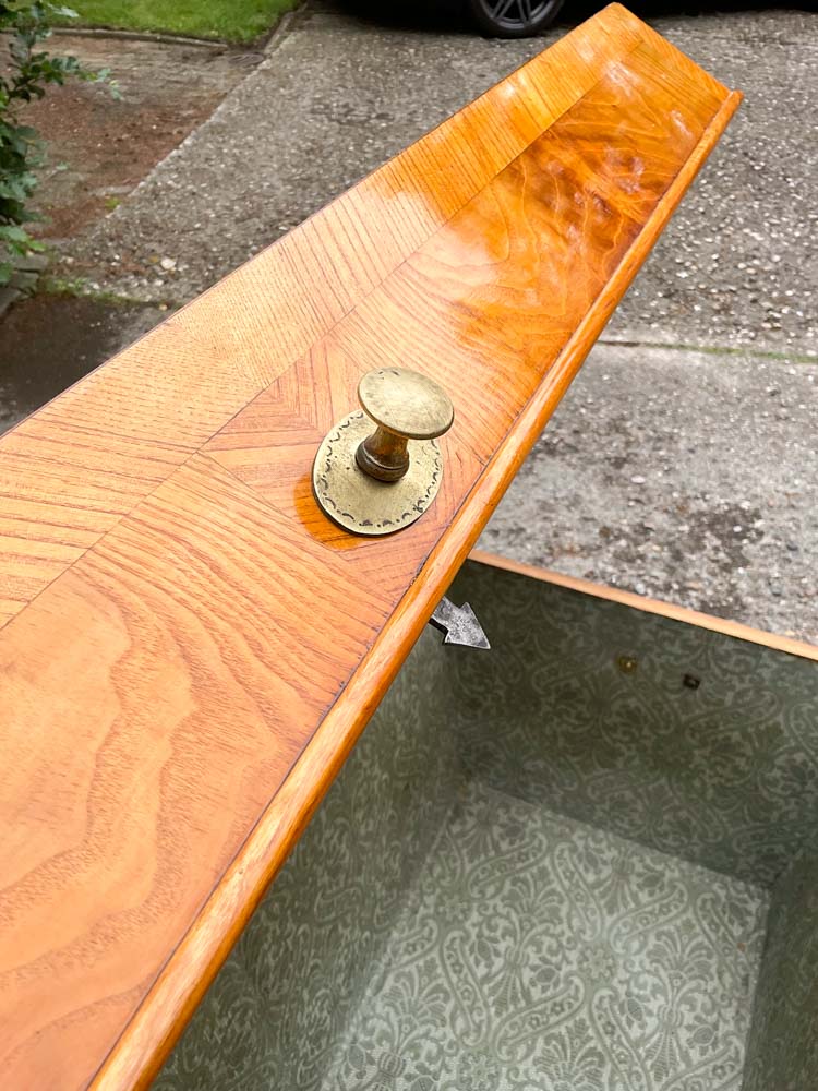 Antike Biedermeier Truhe in Esche – Bild 4