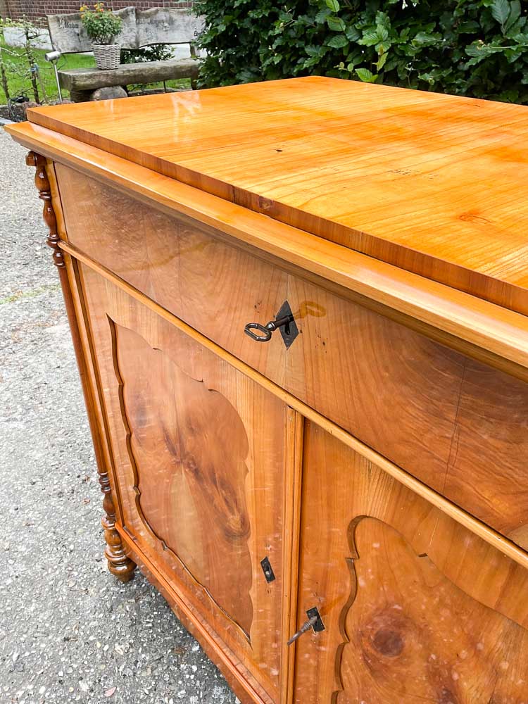 Biedermeier Halbschrank aus Kirschholz – Bild 7