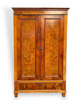 Dielenschrank aus der Gründerzeit um 1880 in Nussbaum